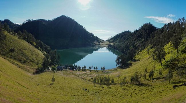 Setelah lima bulan ditutup, pendakian Gunung Semeru di Jawa Timur resmi dibuka kembali mulai Jumat (24/4), tapi dengan sejumlah aturan ketat.