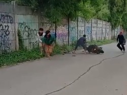 Detik-detik Pemain Tarkam di Depok Kejar Remaja Tawuran hingga Kocar-kacir