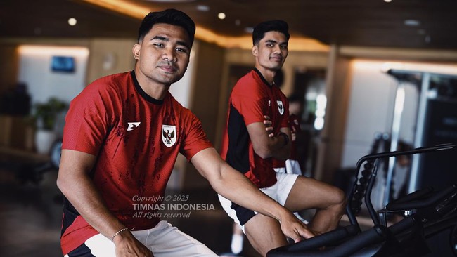 Asnawi Mangkualam dicoret dari skuad Timnas Indonesia menghadapi China. Pelatih Kluivert hanya menyisakan Kevin Diks dan Yacob Sayuri di bek kanan.