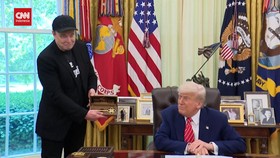 VIDEO: Bentuk Penghargaan, Trump Kasih Kunci Emas untuk Elon Musk