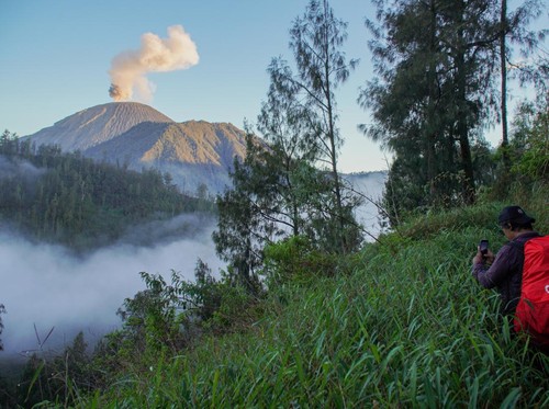 Gunung Semeru Erupsi 4 Kali Kamis Pagi, Tinggi Letusan hingga 1 Km