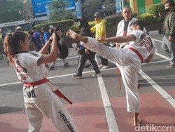 Aksi Gedebak-Gedebuk Petarung Tarung Derajat di Tengah Ramainya CFD Depok