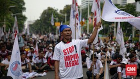 FOTO: Aksi Buruh Tekstil di Patung Kuda, Protes Impor Ilegal