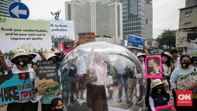 Momen Aksi Gelembung Publik Peduli Udara Sehat saat CFD di Bundaran HI