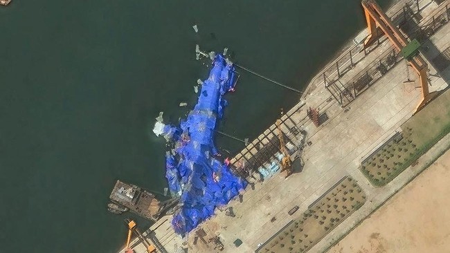 Muncul Balon Misterius di Sekitar Kapal Perang Korut yang Kecelakaan Menurut para ahli militer balon itu fungsinya untuk menutupi intaian drone atau untuk membuat kapal yang kecelakaan tetap terapung.