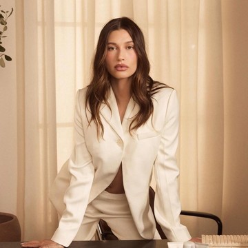 img-title Brand Rhode Dibeli e.l.f. Beauty, Hailey Bieber Sepenuhnya Lepas Kendali?