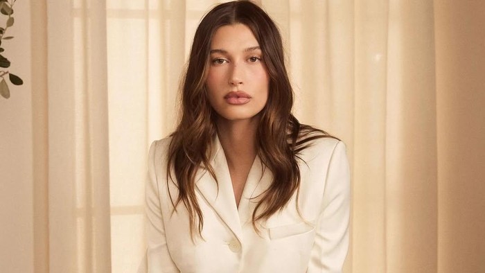 img-title Brand Rhode Dibeli e.l.f. Beauty, Hailey Bieber Sepenuhnya Lepas Kendali?