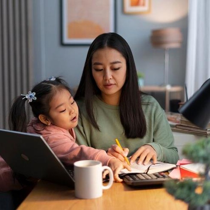 Mengatakan kepada anak “Ayo kita selesaikan ini bersama” atau “Mari kita cari tahu bersama”, dapat membantu anak memecahkan masalah sekaligus mengajarkan mereka memahami solusi untuk menyelesaikan masalah, alih-alih dibandingkan ketika orang tua hanya memberikan ‘perintah’ kepada anak.