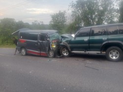 Potret Land Cruiser dan Ambulans Ringsek Usai Tabrakan Adu Banteng di Riau