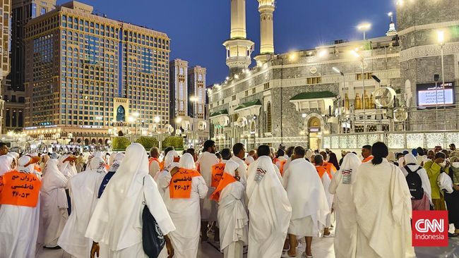 Badal haji adalah diwakilkannya pelaksanaan ibadah haji kepada orang lain. Ketahui hukum, syarat, dan tata cara pelaksanaannya.