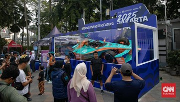 Sorotan Dunia Olahraga CNN Sport : FOTO: Kepo Mengintip Mobil Balap Formula E di Bundaran HI