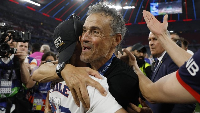 Pelatih PSG, Luis Enrique, tak kuasa menahan air mata setelah para pendukung PSG memberikan penghormatan menyentuh untuk mendiang putrinya, Xana.