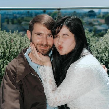 Resmi Jadi Menantu Titi DJ, Ini Profil Asher Novkov Bloom Suami Stephanie Poetri