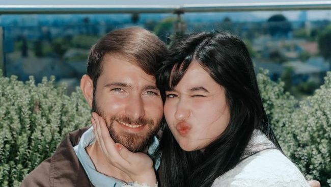Resmi Jadi Menantu Titi DJ, Ini Profil Asher Novkov Bloom Suami Stephanie Poetri