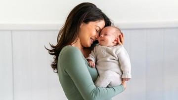 Mengapa Aroma Khas Bayi Baru Lahir Bikin Bunda Happy?