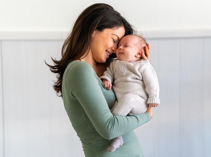 Mengapa Aroma Khas Bayi Baru Lahir Bikin Bunda Happy?