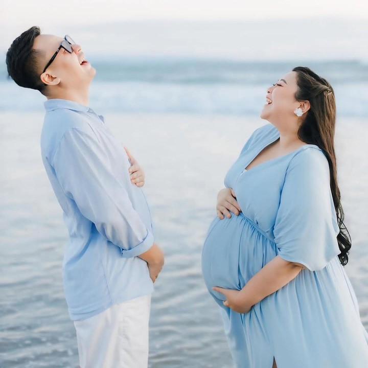<p>Baru-baru ini Clarissa menjalani sesi maternity shoot bersama sang suami. Dengan latar belakang kesejukan pantai, Clarissa dan suami tampak serasi mengenakan busana santai berwarna putih dan biru muda. "Love blooming, Belly growing," tulisnya di caption. Foto: Instagram @clarissaputri_</p>