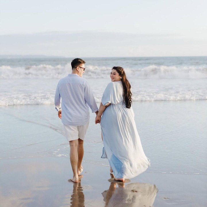 <p>Baru-baru ini Clarissa juga sudah menggelar <em>gender reveal party </em>yang meriah. Dari sana, Clarissa pun siap untuk menyambut kelahiran bayi laki-laki. Mungkin karena itu ya Bun, konsep <em>maternity shoot-</em>nya bernuansa biru muda, menyesuaikan dengan jenis kelamin Si Kecil. Foto: Instagram @clarissaputri_</p>