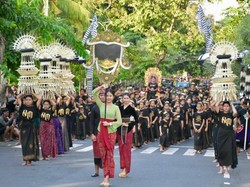 Duta Denpasar Angkat Ngerebong dalam Peed Aya PKB 2025
