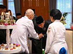 Gibran Membungkuk Salaman dengan Try Sutrisno di Hari Pancasila