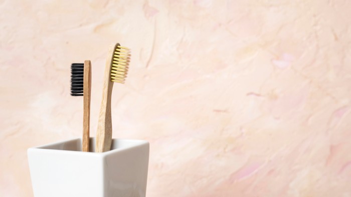 Sikat dan pasta gigi tersedia di kamar hotel. Keduanya boleh dibawa pulang tamu.