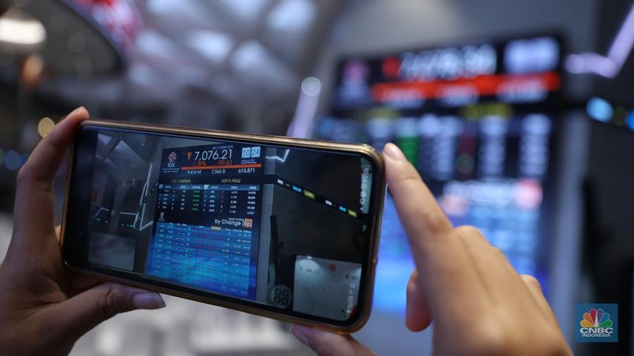 Indeks Harga Saham Gabungan (IHSG) dibuka melemah signifikan pada pembukaan perdagangan hari ini, Senin (2/6/2025). (CNBC Indonesia/Tri Susilo)