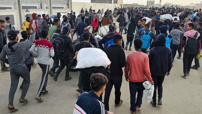 Israel Bunuh Lagi Warga Gaza Kelaparan yang Antre Jatah Bantuan Badan Pertahanan Sipil Gaza melaporkan bahwa pasukan militer Israel membunuh sedikitnya 72 orang, termasuk warga yang berkumpul dekat distribusi bantuan.