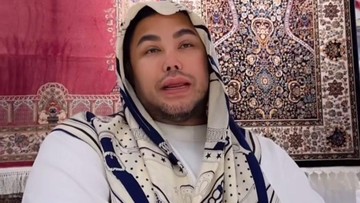 Jalani Wukuf di Arafah, Ivan Gunawan Mohon Maaf dan Pinta Doa Restu Ibunda