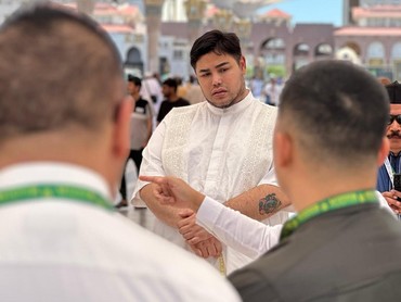 img-title Sempat Terancam Batal Haji usai Visa Furoda Tak Terbit, 7 Potret Kondisi Ivan Gunawan di Mekah