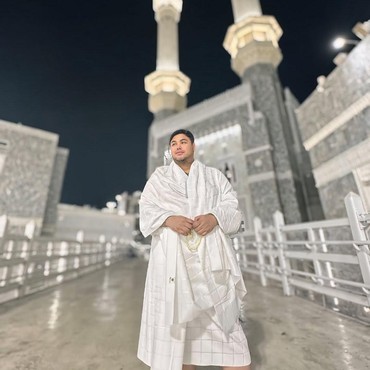 Terpopuler: Profil Adik Darius Sinathrya yang Mualaf vs Ivan Gunawan Pamer Kepala Botak