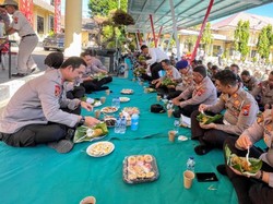 Jalin Solidaritas, Kapolres Situbondo Sarapan Nasi Bungkus Bareng Anggota