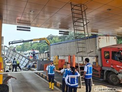 Diduga Rem Tak Berfungsi, Truk Tabrak Pembatas di Gardu Tol Ciawi 2