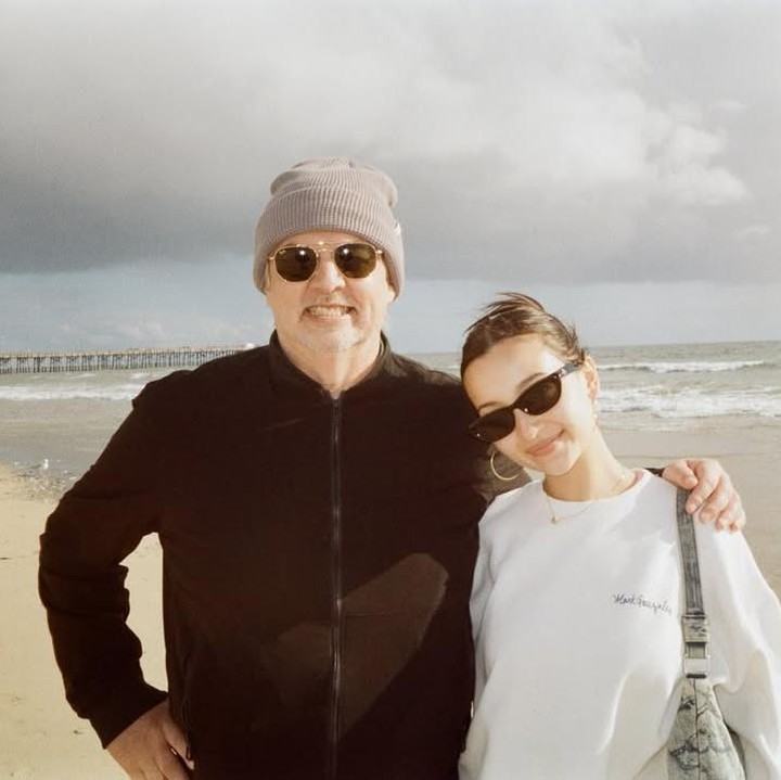 <p>Selain dengan ibunda sang kekasih, Megan juga membagikan potret bersama ayah dari Jeremie. Megan tampaknya juga dekat dengan ayah Jeremie. Hal ini terlihat dari foto yang diunggah. Ayah Jeremie merangkul Megan saat foto bersama. (Foto: Instagram @megandomani1410)</p>