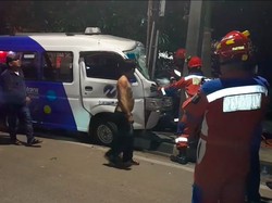 Angkot Ringsek Tabrak Tiang Listrik di Sunter Jakut, Sopir Dibawa ke RS