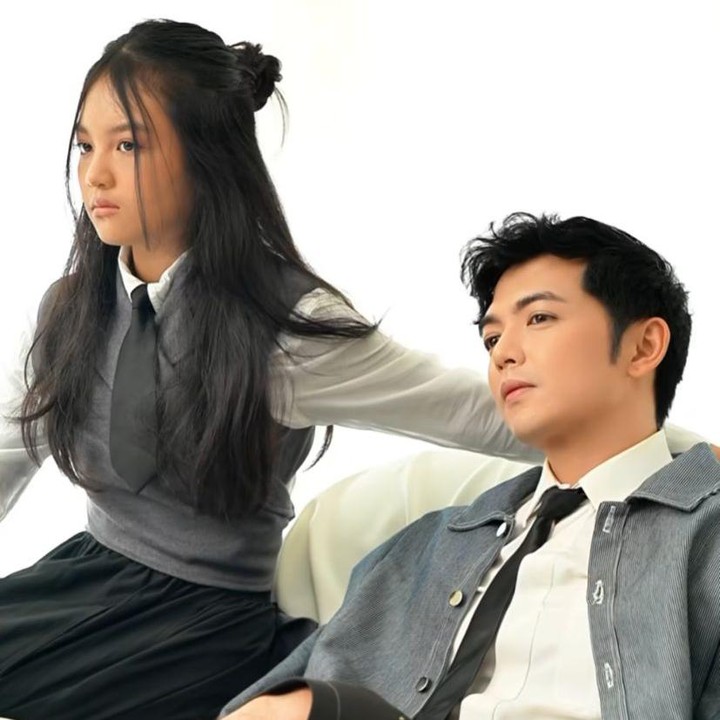 <p>Tak sedikit netizen yang justru salah fokus dengan paras keduanya. Mereka mengatakan ayah dan anak satu ini lebih terlihat seperti kakak-adik. “Seperti Abang dan adik yaaaa,” tulis akun <em>@dapurput****.</em> “Jadi seperti adik dan Kaka ini siihhhh. Ketjeh bgttt ka <em>@nickytirta,</em>” tulis akun <em>@erna.wij****.</em> (Foto: Instagram@nickytirta)</p>