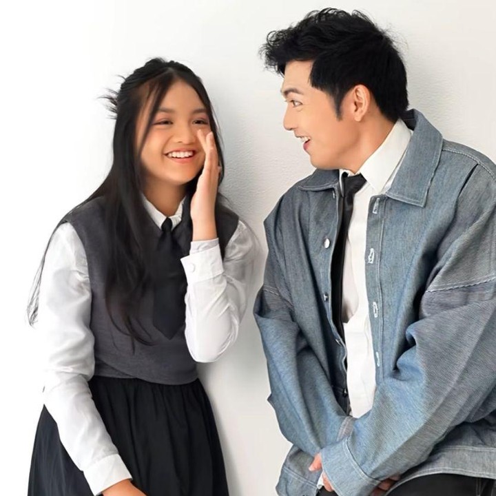 <p><em>Photoshoot</em> ini mengambil tema anak sekolah. Nicky dan sang putri tampil menawan mengenakan kemaja putih yang dilengkapi dengan <em>outer</em> berwarna abu-abu. “<em>Photoshoot</em> keluarga pertama,” tulis Nicky, dikutip dari laman<em> Instagram@nickytirta,</em> Senin (2/6/2025). (Foto: Instagram@nickytirta)</p>