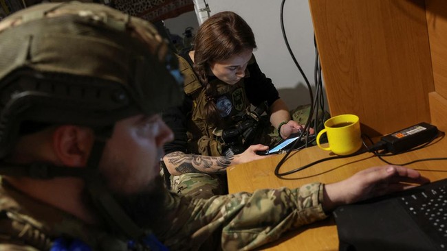 Apa itu Taktik Jaring Laba-laba Ukraina Hancurkan 41 Pesawat Rusia? Ukraina kembali membombardir empat pangkalan udara Rusia dengan menggunakan ratusan drone pada Minggu (1/6).