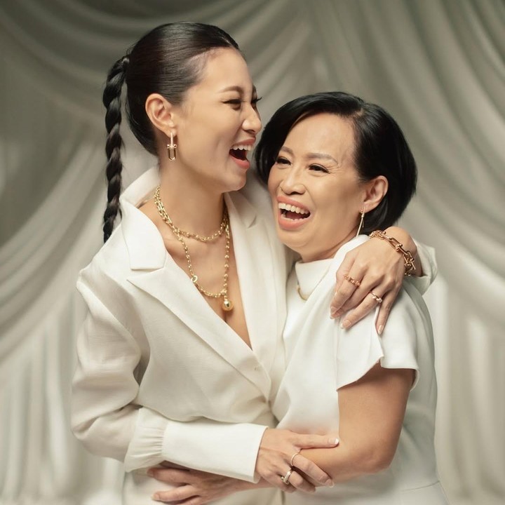 <p>Model dan presenter Patricia Gouw membagikan potret keluarga yang unik di akun media sosial miliknya. Patricia Gouw mengunggah potret empat generasi perempuan di keluarga ibundanya. (Foto: Instagram @patriciagouw)</p>