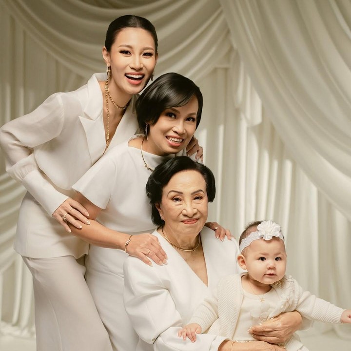 <p>Dalam foto yang diunggah, Patricia Gouw memamerkan potret kebersamaannya dengan nenek, ibunda, dan putri semata wayangnya Zoe Harper Bertoli. "<em>4 generations</em>," tulisnya dalam <em>postingan</em> ini. (Foto: Instagram @patriciagouw)</p>