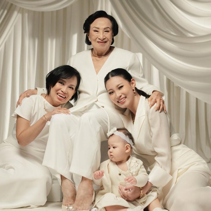 <p>Patricia Gouw mengaku bahagia bisa mengabadikan momen kebersamaan dengan perempuan-perempuan spesial dalam keluarganya. "Harus nya <em>upload</em> dari <em>mothers day</em> cuman ketinggalan sayy, <em>misscom</em> sayyy.. <em>but so happy</em> bisa photo 4 generasi begini," ungkapnya. (Foto: Instagram @patriciagouw)</p>