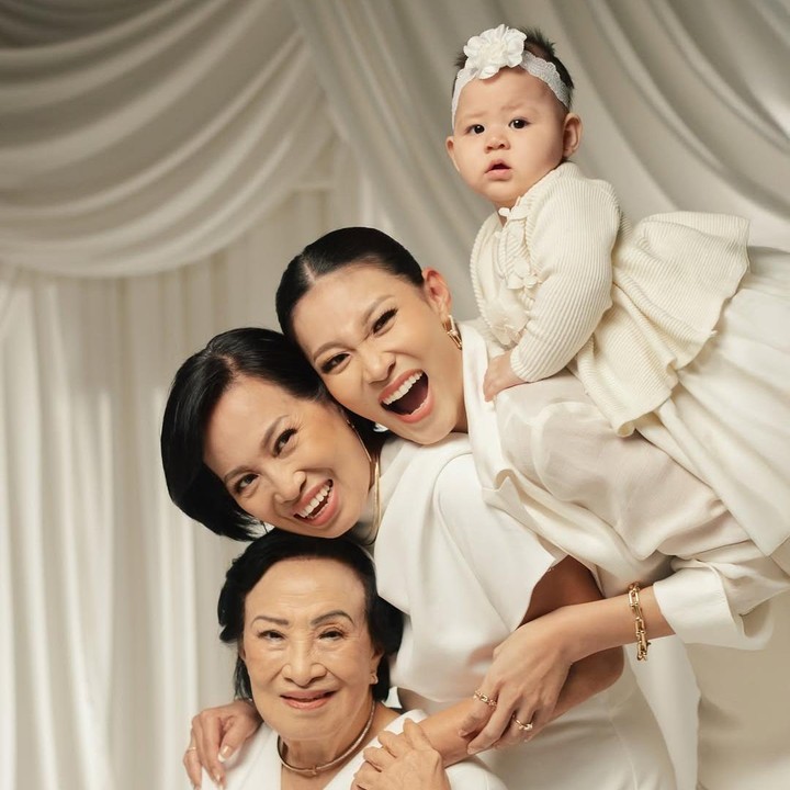 <p>Rona bahagia terlihat di wajah Patricia Gouw saat mengadikan kebersamaan dengan nenek, ibunda, dan putrinya. Tampaknya, kehadiran sang putri Baby Zoe menjadi pelengkap kebahagiaan keluarga Patricia Gouw, Bunda. Seperti diketahui, perempuan 34 tahun ini melahirkan anak pertamanya, Zoe, pada 28 Agustus 2024 setelah hampir dua tahun menikah. (Foto: Instagram @patriciagouw)</p>