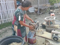 Melihat Produksi Tusuk Sate di Indramayu Diolah Secara Tradisional