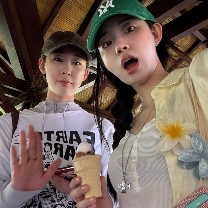<p>Pemeran drama Korea <em>Resident Playbook</em> yang juga sudah tiba lebih dahulu di Bali pada akhir Mei 2025 adalah Shin Si Ah, pemeran dokter muda bernama Pyo Nam Kyun, dan Han Ye Ji, pemeran dokter residen Kim Sa Bi (Foto: Instagram @shinsiaa_)</p>