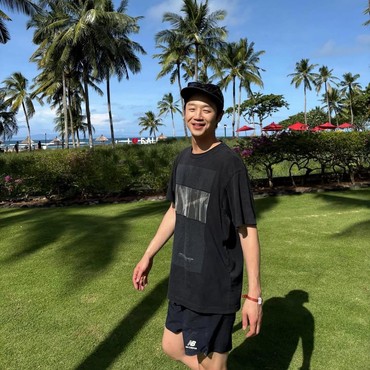 Reaksi Bintang 'Resident Playbook' Dapat Snack Indonesia dari Fans saat Liburan di Bali