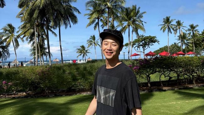 Reaksi Bintang Resident Playbook Dapat Snack Indonesia dari Fans saat Liburan di Bali