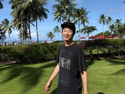 Reaksi Bintang 'Resident Playbook' Dapat Snack Indonesia dari Fans saat Liburan di Bali