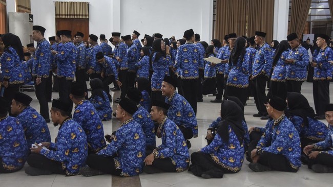 Pemerintah membuka lowongan pekerjaan pegawai pemerintah dengan perjanjian kerja (PPPK) paruh waktu untuk beberapa kalangan, terutama pegawai non-ASN.