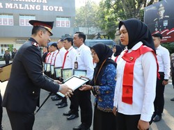Hari Pancasila, Kapolresta Malang Beri Penghargaan Anggota-Masyarakat