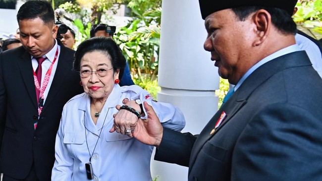 Absen HUT RI di Istana, Hubungan Megawati-Prabowo Disebut Tetap Baik PDIP sebut hubungan Megawati-Prabowo tetap baik bahkan seperti kakak-adik meski Megawati absen dalam Upacara HUT ke-80 RI di Istana Merdeka.
