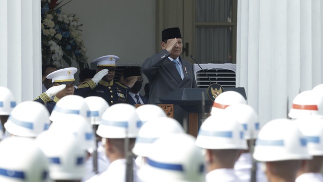 Presiden Prabowo Subianto menghadiri upacara ke-79 Hari Bhayangkara di Monas, Jakarta, disambut Kapolri dan Panglima TNI. Momen krusial dalam peringatan ini.